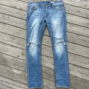 Allsaints Jeans - Skit feta allsaints jeans med bra wash och slitningar. Modellen är Slim/straight 
