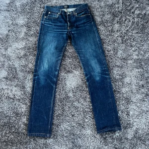 A.P.C. Selvedge jeans - Säljer dessa tvär feta apc jeans med galen wash! W27 men sitter som W29. Midja ca 38, längd 95cm. Hör av er vid minsta fundering!