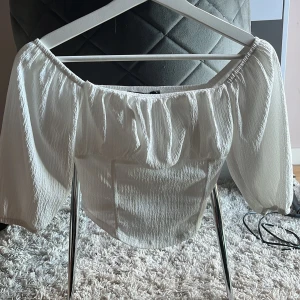 Vit offshoulder topp med puffärm -  Vit topp i XS 