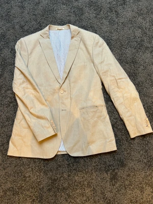 Kavaj dressman - Beige linnekavaj från dressman i fint skick! Storlek 48R. Hör av dig vid frågor!