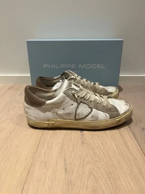 Philippe Model skor - Ett par fina philippe model skor i storleken ”40” det är tyvärr ganska slitna men har fortfarande mycket att ge!