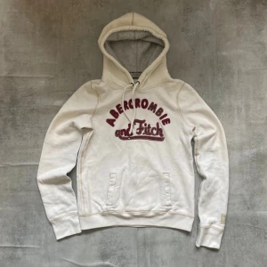 Hoodie från Abercrombie and Fitch - Jag Säljer en fet hoodie från abercrombie and fitch| skicket på tröjan är bra 8/10 | storlek L men sitter som en M | ny pris 1500: mitt pris är 499 | skriv vid frågor och funderingar   