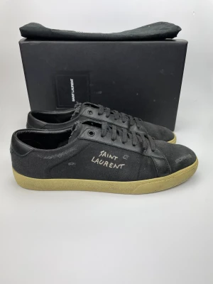 Saint Laurent skor  - December REA! Hej, säljer nu dessa svin snygga ysl skor. Skorna är i grymt skick! Begränsat antal boxar och dustbag. Hör av dig vid frågor. 