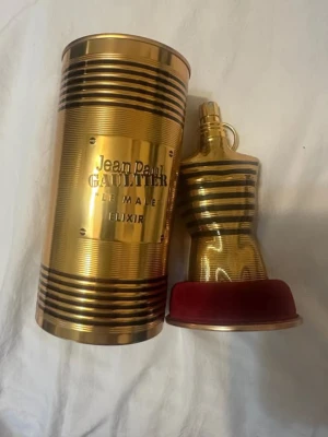 Le Male Elixir limited edition - Snygg och lyxig parfym från Jean Paul Gaultier – Le Male Elixir. Kommer i en unik guldfärgad förpackning som sticker ut i samlingen. Perfekt för dig som vill ha något extra på hyllan.