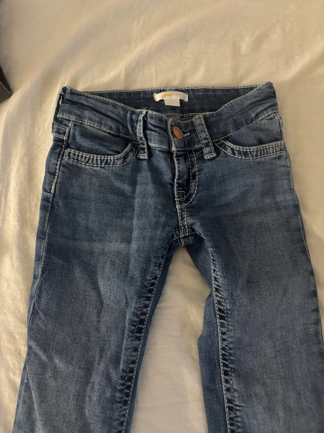Blå bootcut jeans med kontrastsömmar