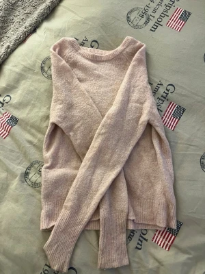 Ljusrosa stickad tröja från Bik Bok - Supermysig ljusrosa stickad tröja från Bik Bok. Tröjan har rund hals, långa ärmar och breda ribbade muddar vid ärmslut och nederkant. Perfekt för dig som gillar en enkel men ändå söt look.