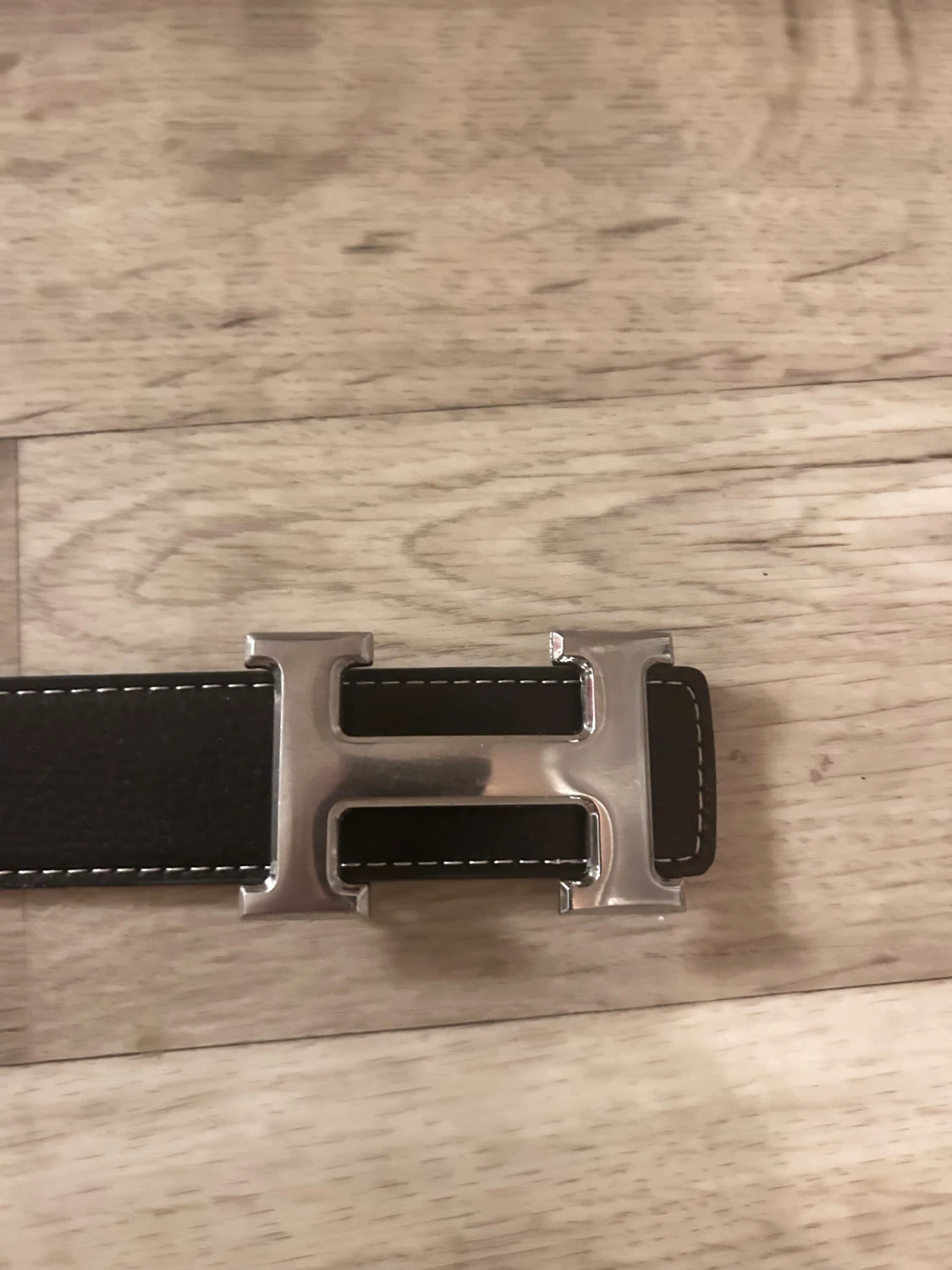 Svart skinnbälte med H-spänne