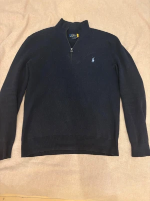 Polo Ralph Lauren quarterzip - Hej! Jag säljer min jättefina Ralph Lauren quarter zip eftersom jag har vuxit ur den. Den är i väldigt bra skick och det finns inga defekter. Nypriset på tröjan är 2500kr. 
