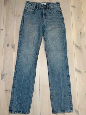 Zara blå raka jeans - Blå jeans med rak passform och mellanhög midja. Jeansen har fem fickor, knappgylf och är tillverkade i robust denim. Använda ett fåtal gånger. 