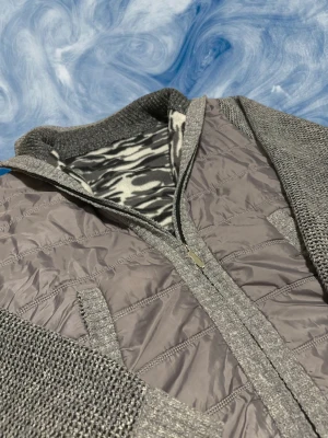 Grå Cardigan storlek S - Säljer en sjukt snygg cardigen med camouflage mönster på insidan. Mycket bra skick 9/10. Storlek är S. Bara skriva om ni har några funderingar!