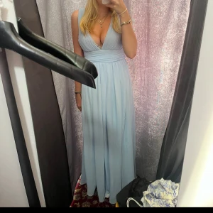 Ljusblå balklänning - Superfin balklänning, ser helt ny ut, endast använd 2 gånger🩵