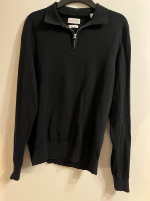 Svart half zip tröja - En svart half zip tröja från these glory days. Inga defekter på tröjan och den är nästan oanvänd. Nypris 1100. Pris går att diskuteras vid snabb affär. 