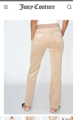Beiga Juicy Couture byxor  - Snygga beiga från Juicy Couture som jag nu säljer så de inte kommer till användning mer i okej skick. 