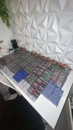 Ingen väst syns på bilderna - Bilderna visar olika paket med fyrverkerier och smällare, bland annat Dum Bum och Piratka, men ingen väst eller klädesplagg syns på bilderna.