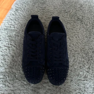 Christian Louboutin Sneakers - Mörkblå sneakers från Christian Louboutin i nyskick