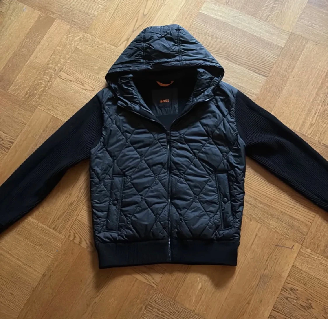 Svart quiltad hoodiejacka från BOSS