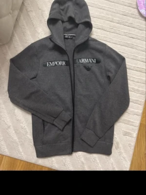Armani  - Tröja i bra skick, dragkedjan går inte att stänga på ena fickan men inget som förstör tröjans utseende  