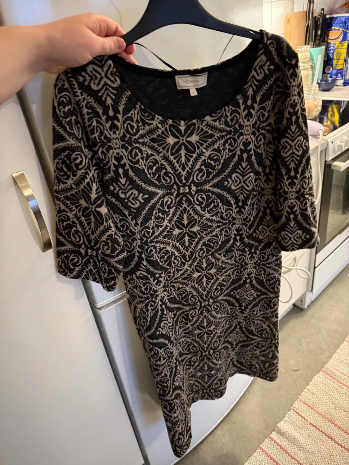 Svart och beige mönstrad klänning Cream - 3