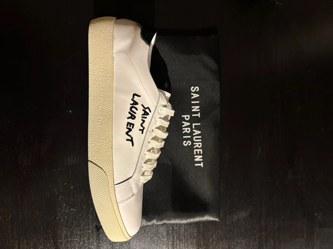Saint Laurent vita sneakers med svart detalj - 3