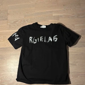 Svart Maison Margiela T-shirt - Cool svart t-shirt från Margiela, helt ny, fråga på vid minsta undring👍