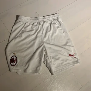 Vita ac Milan shorts - Äkta vita ac Milan shorts i storlek S