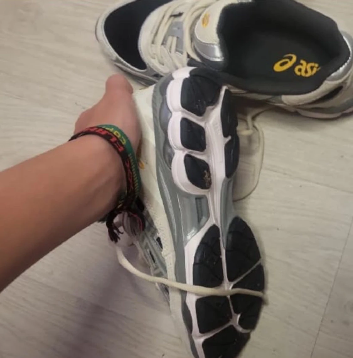 Sneakers i svart och silver - 1