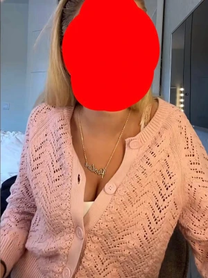 Ljusrosa stickad kofta med knappar - Supersöt ljusrosa stickad kofta med knappar framtill från Gina. Använd fåtal gånger. Har inga defekter💗