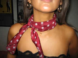 Candy Cane Scarf - Snygg vinröd scarf med vita prickar som ger en retrovibe. Kan stylas runt halsen eller handleden för en cool och personlig touch. Tunt, glansigt material som påminner om siden och känns lätt mot huden. Perfekt accessoar för att lyfta din outfit.