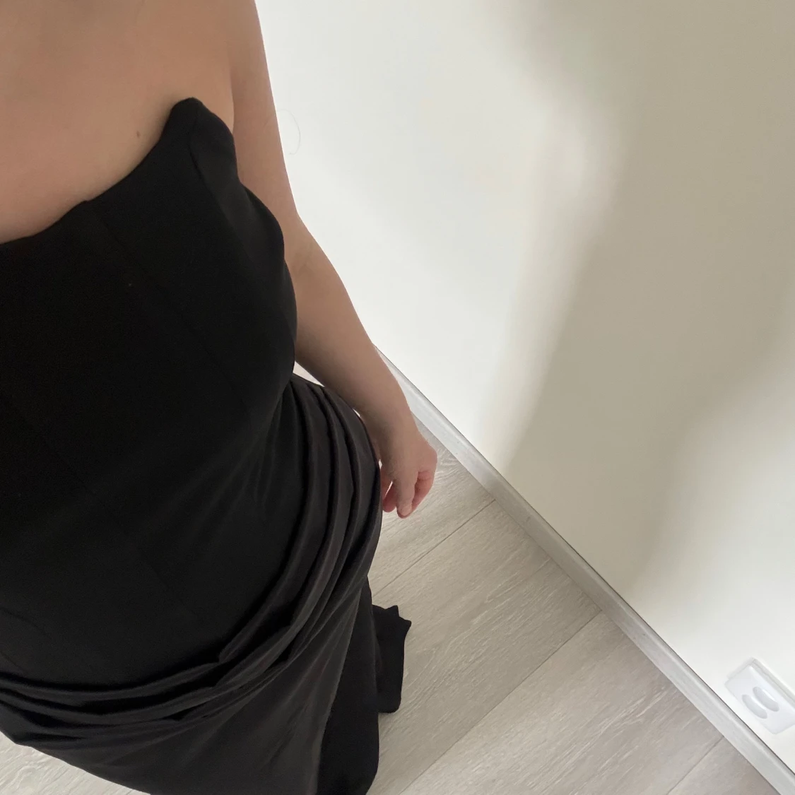 Svart axelbandslös långklänning - 3