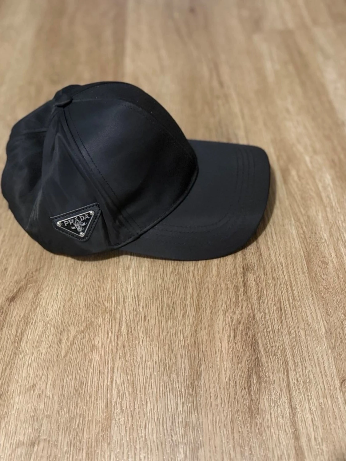 Prada svart keps – stilren design med ikonisk logotyp