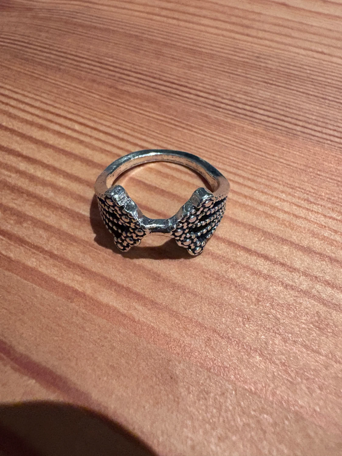 Silvrig ring med vingeformad design - 1