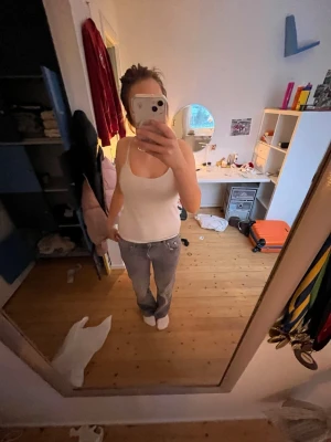 Jeans  - Säljer ett par lågmidjade jeans från lager 157 i modellen ”90s boot”. Bra kvalitet, en liten slitning på ena benet. Perfekt längd på mig som är 165 ish 💝💝 skriv för fler bilder ❤️❤️