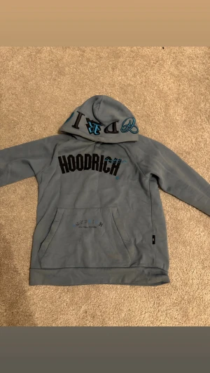 Hoodrich Blå Hoodie - Babyblå Hoodrich Hoodie, en stor favorit. 