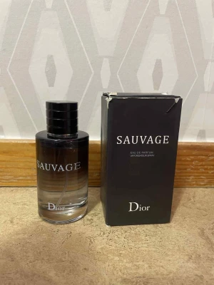 Dior Sauvage Eau de Parfum 100ml - Sauvage Eau de Parfum från Dior, 100ml flaska. Tillverkad i Frankrike. En ikonisk doft i stilren förpackning, perfekt för dig som vill sticka ut och ge ett självsäkert intryck.