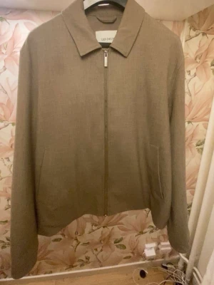 Les deux Como melange coach jacket - Väldigt snygg coach jacket har använts ett par gånger men vill byta stil och därför säljer jag denna. Den är storlek L och ord. Pris är 2600. Om ni bor i Stockholm kan jag leverera till er samma eller nästa dag