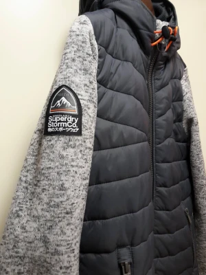 Superdry Storm hybrid jacka - S - Superdry jacka - Stl S Endast testad - förvarade i garderob  Passform normal 46/48.  Djur och rökfritt hem.