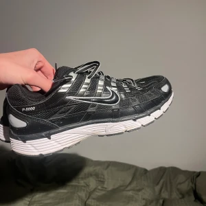 Nike p-6000 i svart - Sköna Nike p-6000. Säljer då dem inte kommer till användning. Endast använda 2-3 gånger i somras. Extremt sköna att gå i. Storlek 42,5