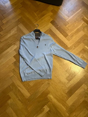 Morris Merino halfzip - Säljer en riktigt sjysst halfzip från Morris storlek S. Riktigt skönt material med 100% merinoull. Den är väldigt sparsamt använd så den är i toppskick: 9.5/10. Nypris är 1800kr å jag säljer den för 599kr. Vid frågor är de bara å höra av sig🙌