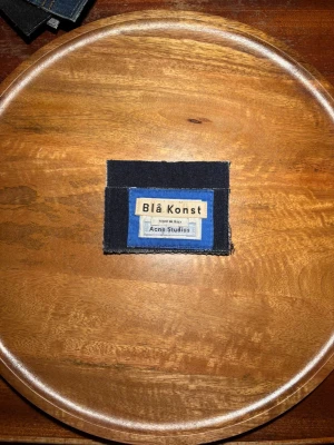 Blå R’essentials korthållare med Acne Studios tag - Stilren och hållbar blå denim korthållare med Acne Studios tag. Egendesignad och egentillverkad av 100% autentiskt material. Skriv för mer bilder eller övriga funderingar.