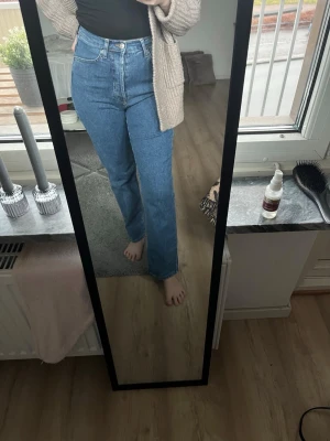 Raka jeans  - Jätte fina högmidjade jeans som är raka och har knappar i mitten. Köpt på Vinted men de var lite för små för mig, men passar bra till längden. Jag är 1.58 cm lång. Är super fint skick! Normal i storleken.