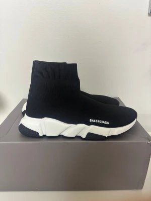 Balenciaga speed trainer 2.0 - Säljer ett par fina balenciaga speed trainers i ny skick, mycket sköna till vintern | Storlek 43 EU | Fraktar samma dag om köp sker innan 22:00