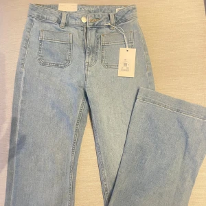 Bikbok jeans  - Jätte fina ljusblå jeans från Bikbok i modellen Camille 540. De är mid waist. Säljer då de är för lite stora, jeansen kostar 499 ordinarie pris. Dem är helt oanvända med lapp på. Storleken är 26/30. Storleken är helt slutsåld på både hemsida och internet butik. Skulle säga att de motsvarar xs/s.