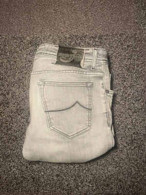 Jacob Cohen jeans - Snygga grå jeans från Jacob Cohen med klassisk femficksdesign och diskret tvättad look i storlek w35, mycket bra skick!