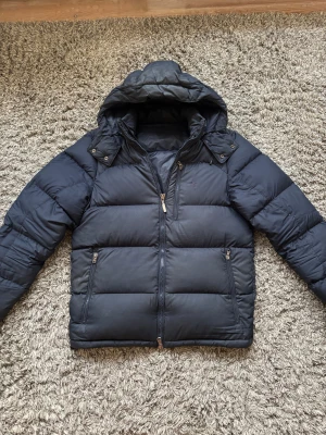 Ralph lauren jacka - Mycket fint skick : lite smått smutsig på vissa ställen, bytt till ny dragrem och finns några laglappar annars inga andra defekter! Storlek 50/M passar dig som är mellan 178–190cm ungefär. Nypris ca 5000kr äkthet kan verifieras med lappen. Passar bra nu till vintern. Skriv för mer information!🤝