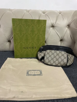 gg väska midje  - gg väska i mycket bra skick. priset är inte hugget i sten ingen box ingeting endast väskan!