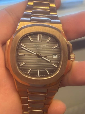 Patek klocka - Säljer denna riktigt fina klocka från PP i rose liknande guld | Riktig klassiker som får din outfit att sticka ut | Du måste dock gå till en urmakare för att sätta linkarna på plats men d är billigt! 