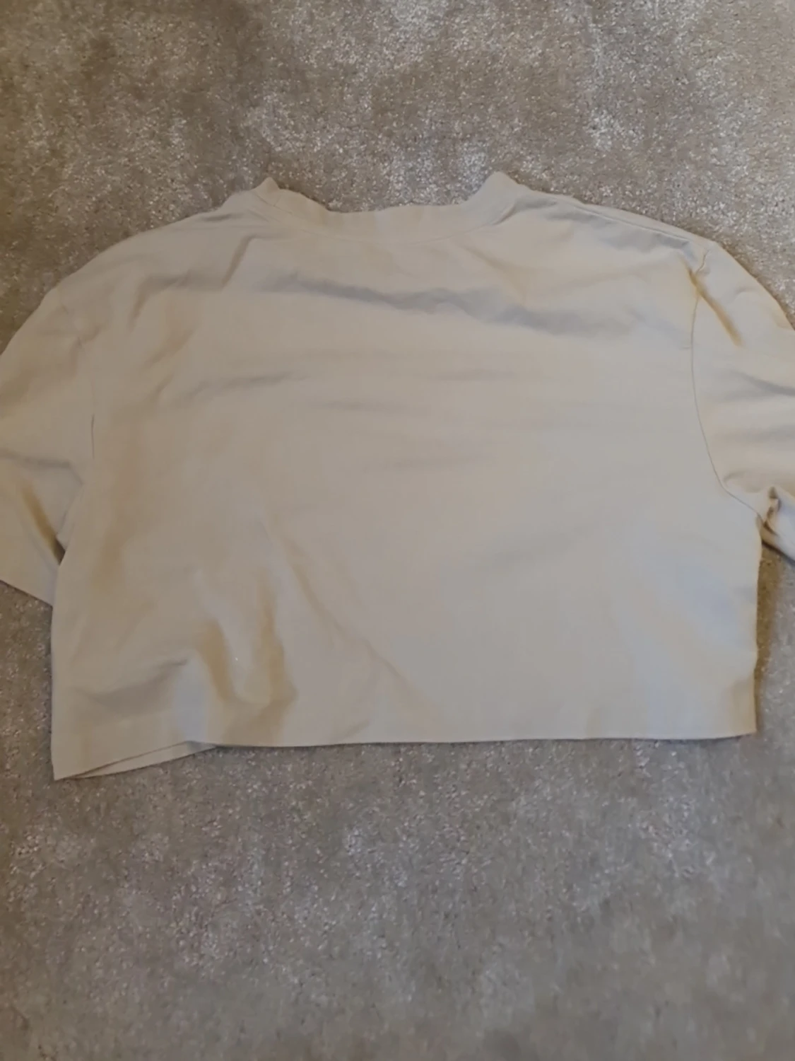 Beige croppad t-shirt från SOC - 2