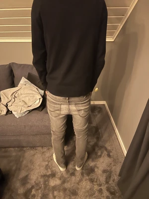 Grå jeans från Lee  - Säljer ett fett par jeans från Lee | Storlek: W29 L32 | Lägnd på modellen: 178cm | Vikt: 67kg | Hör av er för frågor✌️😁