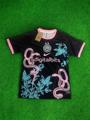 Inter Milan x Nike svart fotbollströja - Inter Milan x Nike fotbollströja i svart med rosa och turkosa detaljer. Tröjan har coolt ormmönster och växtmotiv framtill, samt rosa kant vid ärmar och hals. Digitalbits-logga och klubbmärke på bröstet. Perfekt för dig som älskar unik design och fotboll.