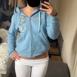 Ljus blå ziphoodie - Säljer en ljusblå zip med glitter detaljer den har bra skick men drar kedjan är lite trög men den funkar som vanligt ändå💕